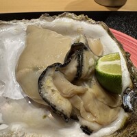 鮨と酒 魚伸 - 牡蠣を塩で