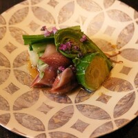 馳走 きむら - 先付は富山のホタルイカ、芽キャベツ、こごみ、うるいの生姜ドレッシング。