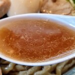 ケンチャンラーメン - スープ、濃い口油ぽく。