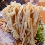 ケンチャンラーメン - 太縮れ麺。