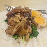 イーサン食堂 - 豚すね肉煮込みのせご飯（カオカームー）