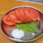 お好み焼き ふじや - 「トマトのスライス」夏は冷たいトマトがええわぁ