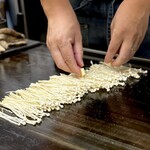 お好み焼き ふじや - えのきを一列に整列させるなんて、素敵すぎる(´◡͐`)