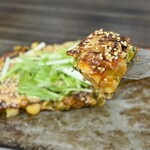 お好み焼き ふじや - キムチもきれいにカットできるのも好き
      嚙むほどに香ばしいネギとキムチと豚がマッチして感激