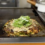 お好み焼き ふじや - 水菜と、白ゴマで完成 ٩( °ꇴ °)۶━╹̻╹̻ホントきれい！