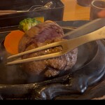 さわやか 富士鷹岡店 - お店の方が目の前で切ってくれます