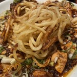 中華処 青天 - もちもち太麺を焼いています！