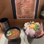 SushiHouse 希繋 - 肉厚お刺身が乗った海鮮ユッケ丼の大盛り！