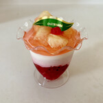 シャトレーゼ - 料理写真:山梨県産完熟桃のフルーツパフェ(税込529円)
