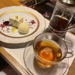 お肉屋 けいすけ 三男坊 - 紅茶はポットで提供