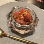 お肉屋 けいすけ 三男坊 - とろけるお肉(2層ユッケ)