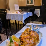 インディアンレストラン西麻布 by KENBOKKE - 白のテーブルクロスと落ち着いたインテリア　＆タンドールチキン