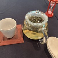 中国料理 満楼日園 - 凍頂烏龍茶。砂時計が落ちるまで待ちます