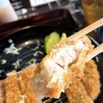 とんかつ翁 - 肉がヤエーよ、唇で噛み切れるよ。
      そして脂身がアメーよ。
      何かこれ？この値段の尾肉で、これ。
      ヤベーよ、とんかつ翁。