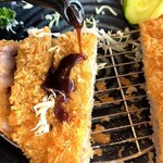 とんかつ翁 - ソースをかける