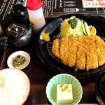 とんかつ翁 - で、到着。
      上ロース定食。