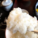 とんかつ翁 - ごはんも美味しいよ。
      無料の大盛は断ったのに、この量。
      良心的やん。