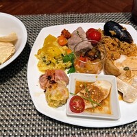 ロビーラウンジ 「マーブルラウンジ」 ヒルトン東京 - よだれ鶏(小皿)、カポナータ(グラス)、ローストチキン、ジャンバラヤ、豚肩肉とローストチェリートマト、蒸野菜とクスクス ビタヴィ、中華点心 二種、プレーンパパド