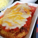 Delícias Da Dri - Filé de frango à parmegiana。チキンカツのトマトソース＆チーズがけ
