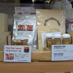 デリー - お見上げも豊富。レトルトは二人分用でした。