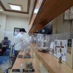 デリー - 縦長の店舗で圧迫感ある店内。テーブル席は2人掛けになってますが、狭過ぎて一人しか座れません。