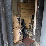 デリー - 店を出てトイレのある3階へ行こうとすると、食材とか？大丈夫か？