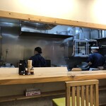 手打うどん ひら田 - 店内から見た厨房の様子
