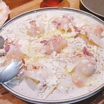 GARDEN HOUSE HIROSHIMA - 真鯛と佐賀白桃のカルパッチョ　気前良く厚切りの鯛　白いのはカリフラワー？
