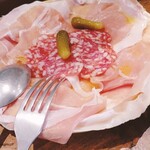 GARDEN HOUSE HIROSHIMA - 生ハムとサラミの盛り合わせ　トリュフ風味のオリーブオイルヤバい