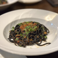 オステリア ラストリカート - イカ墨を練り込んだスパゲッティ　鰯とウイキョウのトマトソース