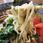 らーめん森や。 - 【夏限定】しそ塩トマトらーめん(はるゆたか中太麺)、麺リフトアップ