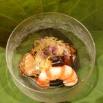 銀座 しのはら - 蓮の葉に具（車海老、雲丹、鮑、白芋茎、揚げ、冬菇椎茸）