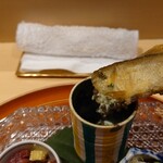 銀座 しのはら - 鮎の唐揚げをキャビアとサワークリームに胡瓜を合わせたものにたっぷり付けて