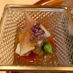 銀座 しのはら - （四角い硝子の器）北寄貝と野菜の加減酢の煮凝りがけ