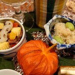 銀座 しのはら - （奥のお猪口）飛騨牛のタルタルステーキ、（鬼灯の中）山桃の赤ワイン漬、（栄螺の形の器）毛蟹の胡麻汚し　下に焼き茄子、枝豆、三度豆