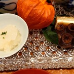 銀座 しのはら - （左下のお猪口）鱧子の塩辛と烏賊を和えたもの、（お盆の上）庄内麩にチーズを挟んだものと蛸の小倉煮