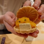 銀座 しのはら - パッションフルーツとマンゴーとフォアグラの最中