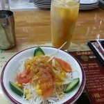 グレート・インディア - カレーセットのサラダ＆マンゴーラッシー