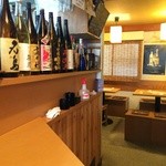 ダイニング居酒屋 神戸 鶏バル - 奥には、テーブル席が