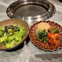 焼肉 永昌 - 永昌サラダ、キムチと自家製ナムル盛り合わせ