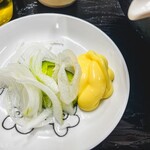 麺紡 - 無料の野菜サラダとマヨ