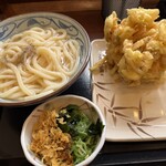 丸亀製麺 - 冷やし旨塩うどん　大、野菜かき揚げ、無料トッピング