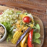 アンビコ グリル - サラダアップ、左のキャベツの漬物のようなのが美味かった