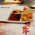 南海グリル - ニンニクチップと一緒にステーキソース