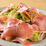 CAFE & PIZZERIA HARBOR - ”ハモンセラーノサラダ”生ハムをふんだんに使いワインとも相性バッチリ