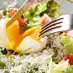 CAFE & PIZZERIA HARBOR - ”半熟卵 シーザーサラダ”ベーコン、アスパラも入っておりアンチョビのドレッシングが後を引くサラダ