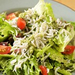 CAFE & PIZZERIA HARBOR - ”篠島産 シラスサラダ”篠島のシラスにレモンのドレッシング、バジルのオイルで爽やかなサラダです