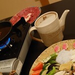 桜なべ中江別館　金村 - 桜鍋　奥に新鮮な馬肉