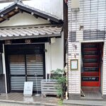 CHAN☆CURRY - 評判のうどん屋の隣の建物2階が当店。
