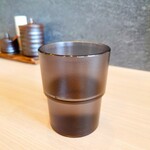 うな賀 - 着席後すぐに提供してくれる、冷たいお水。本日は"紙おしぼり"の提供を忘れられていらっしゃいましたが・・・(笑)。